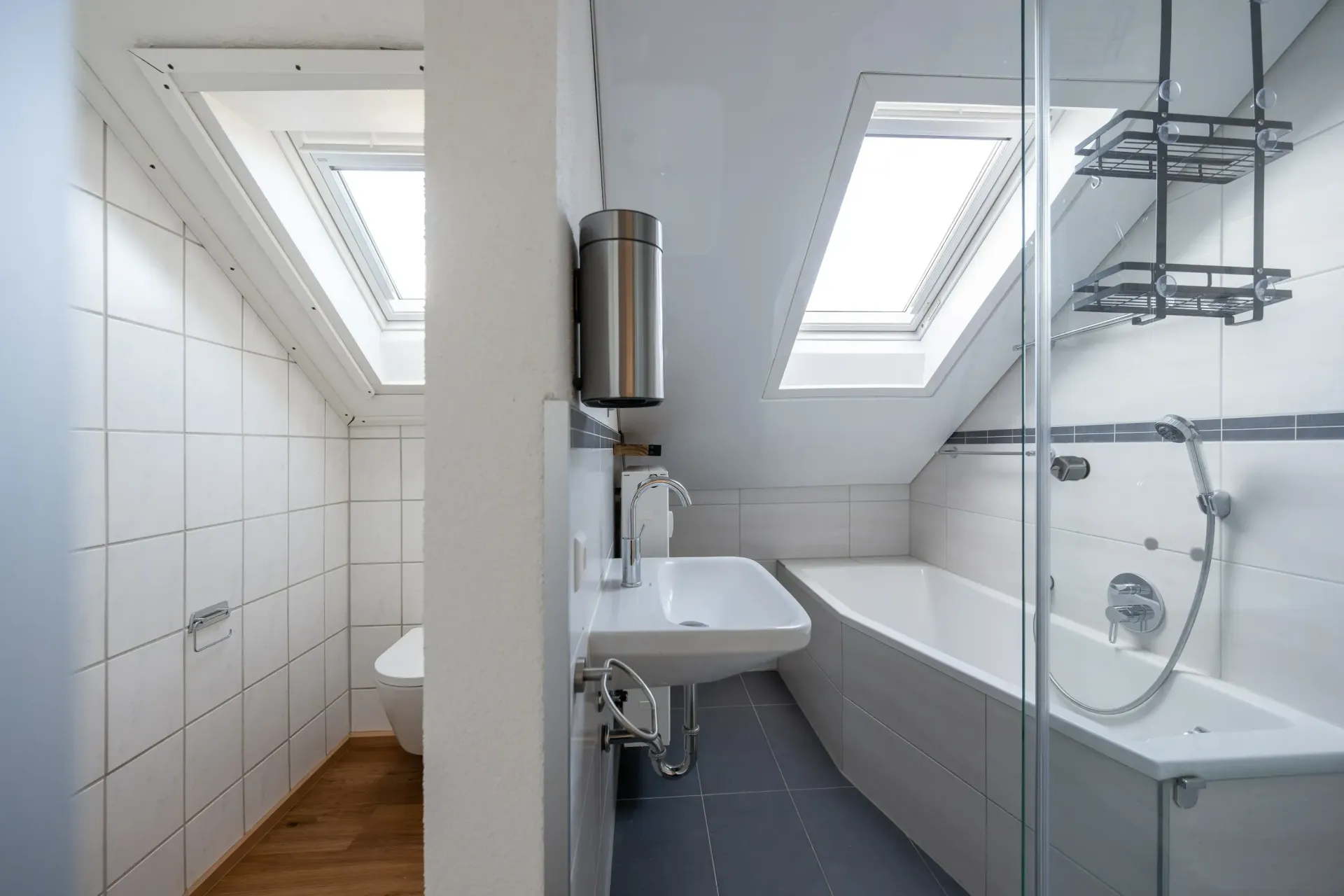 Tageslichtbad mit angrenzender Toilette - hell und freundlich