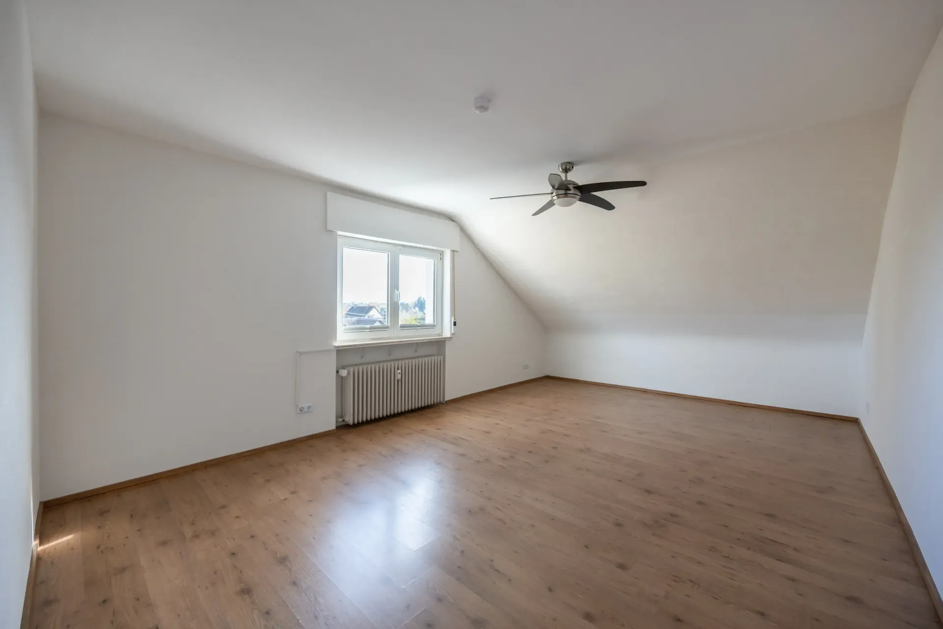 Zimmer im Dachgeschoss in der 4 Zi. ETW in Karlsruhe Palmbach