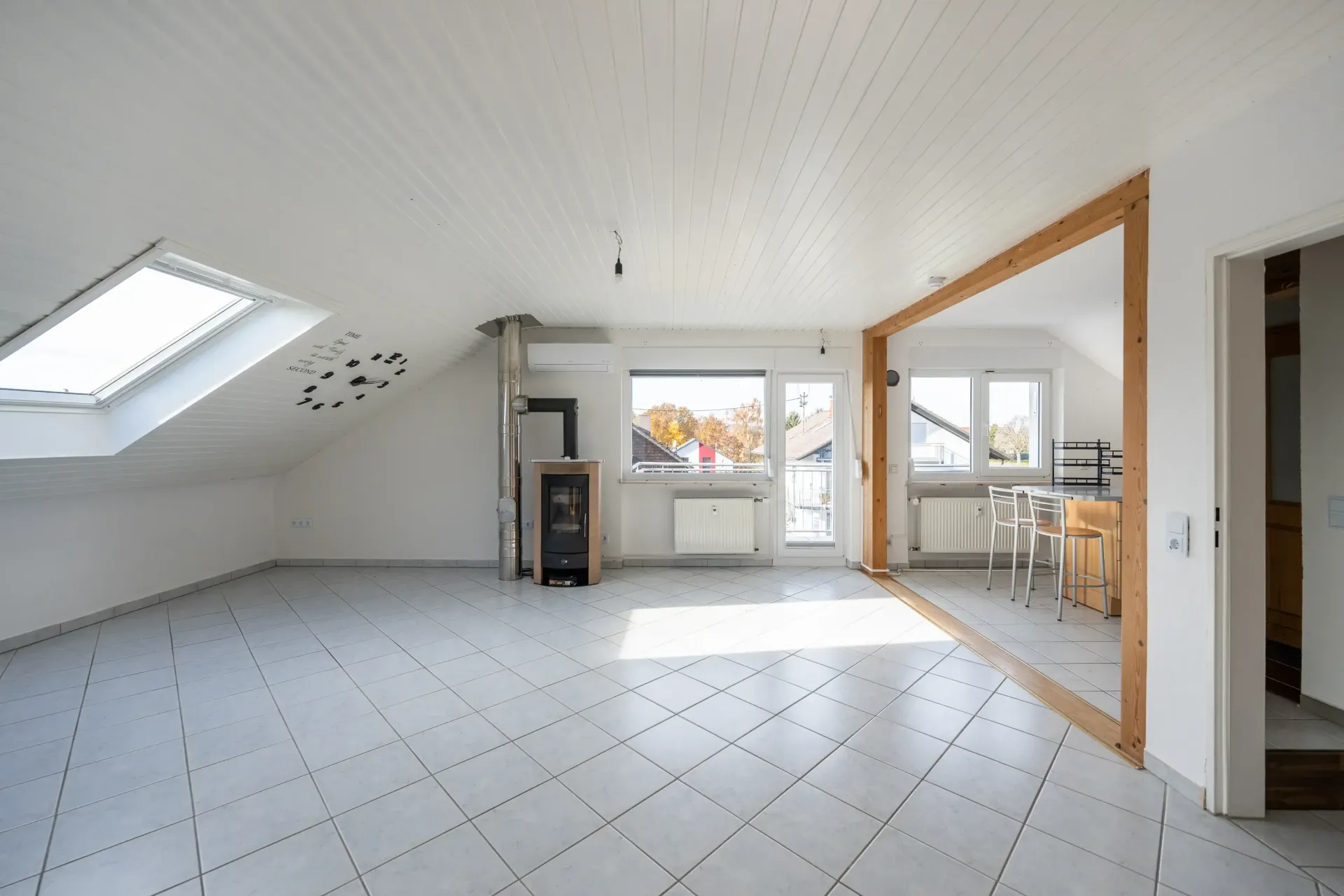 Kamin im Wohnzimmer in der Dachgeschosswohnung