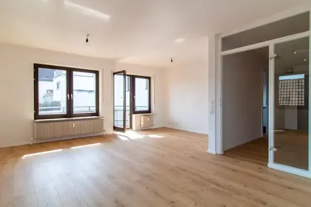 Wohnzimmer mit Zugang auf den Balkon