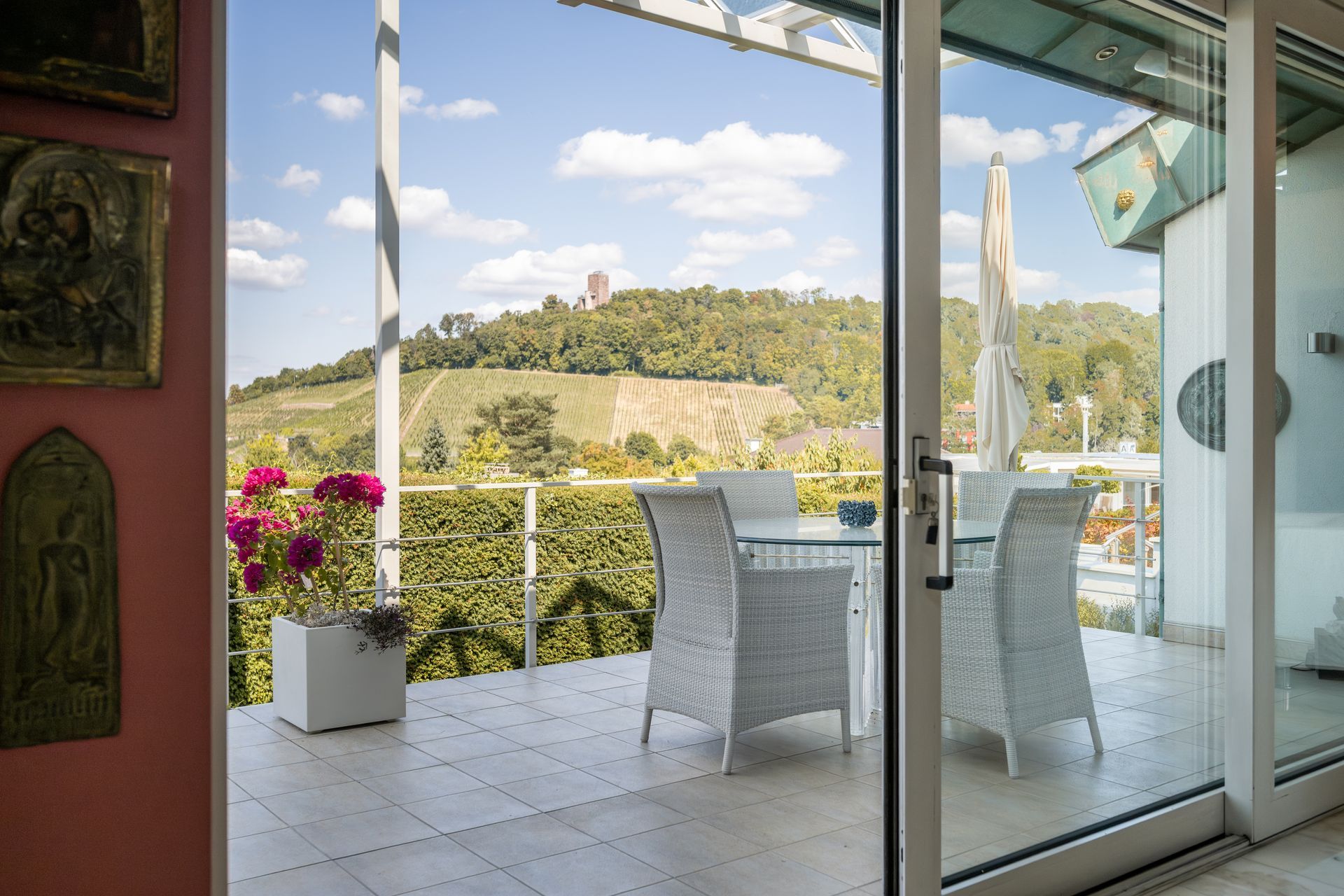 Weitblick auf den Turmberg und die Weinberge von der großen überdachten Terrasse am Geigersberg