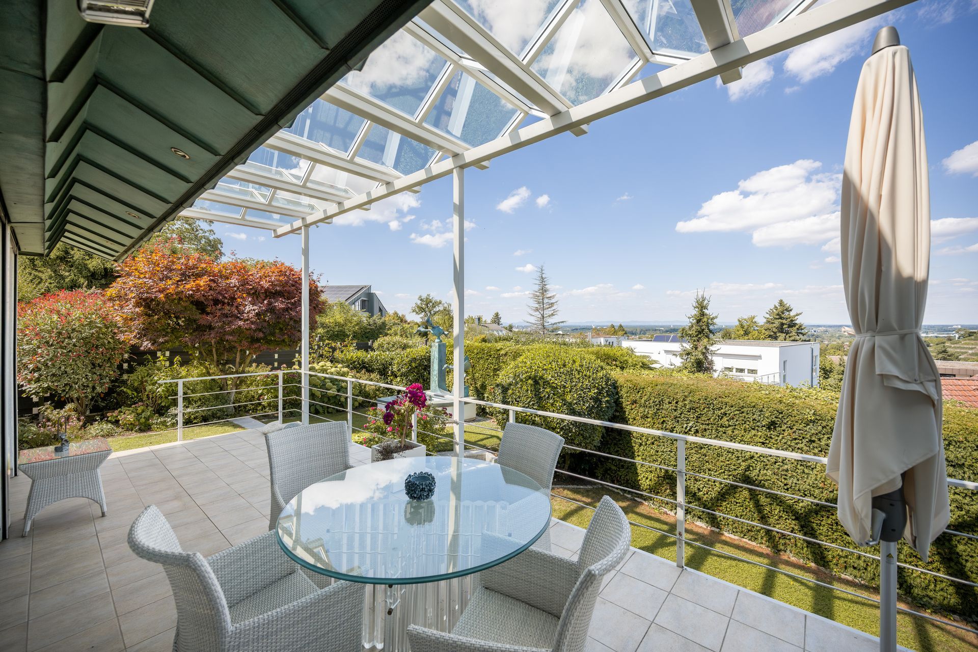 Aussicht ins Grüne und auf den Dächern von Karlsruhe