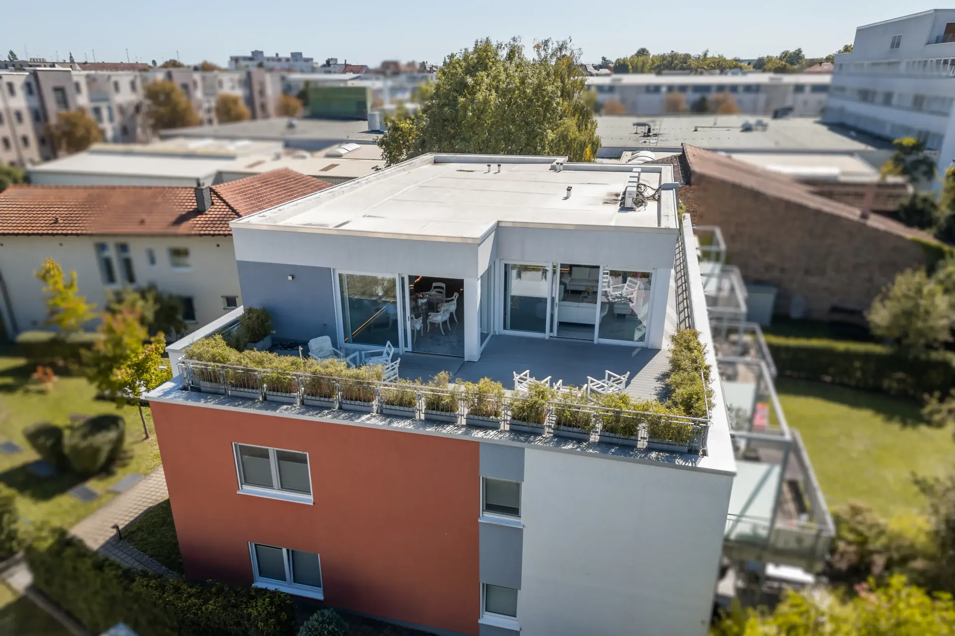 3 Zimmer Penthouse mit hochwertiger Einbauküche, Klimaanlage, Aufzug, zwei PKW Stellplätze zu verkaufen