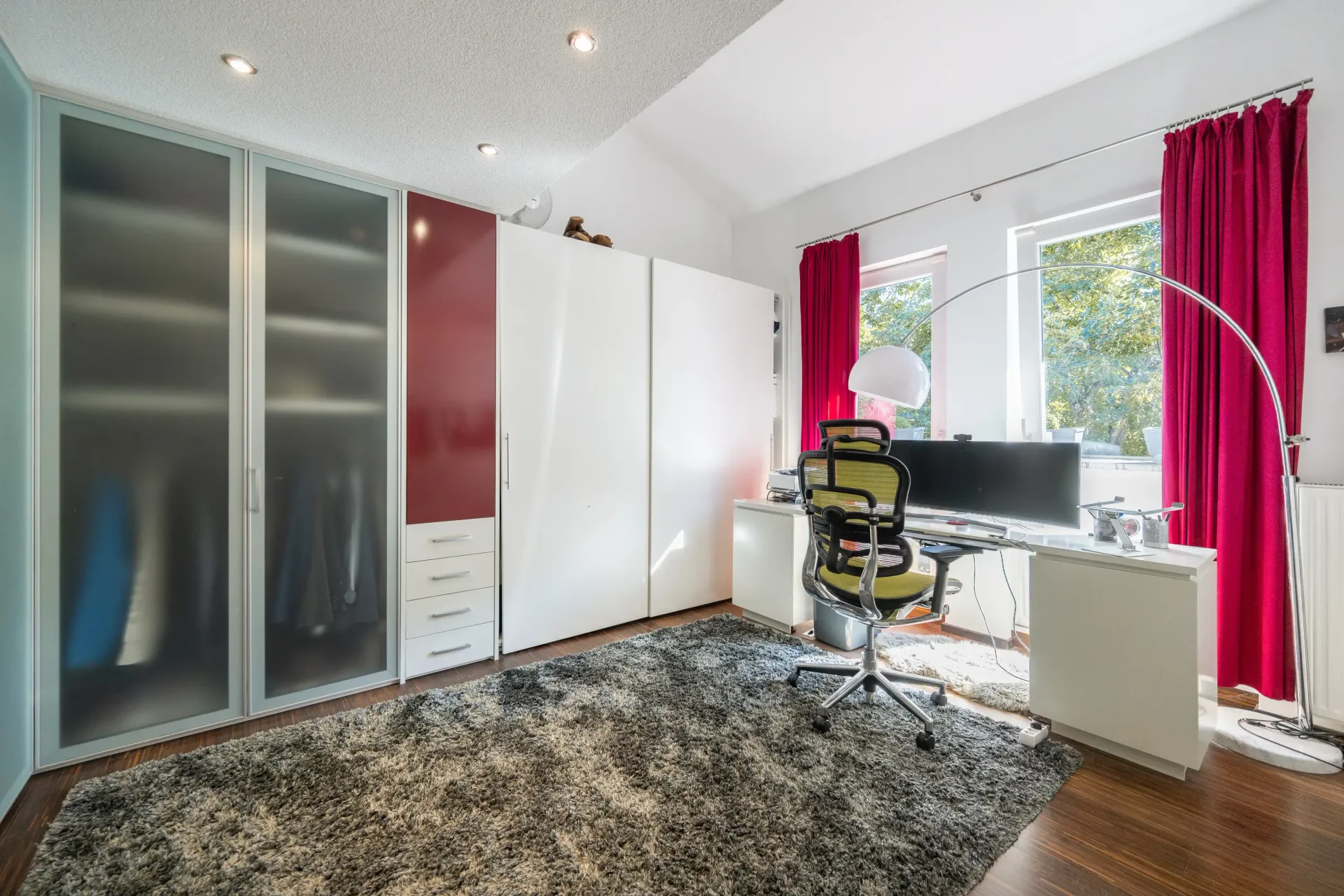 Büroraum mit Einbauschränken und Zugang auf den Balkon in Karlsruhe-Durlach