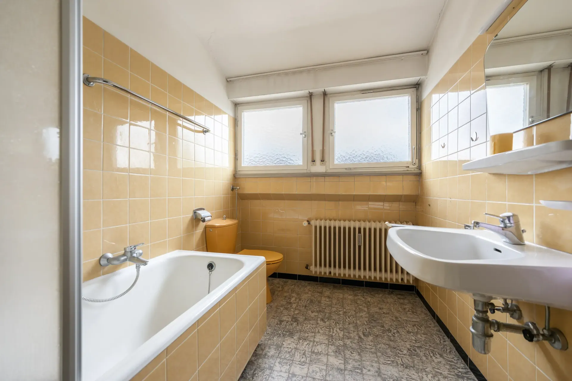 Tageslichtbad mit Badewanne im Obergeschoss