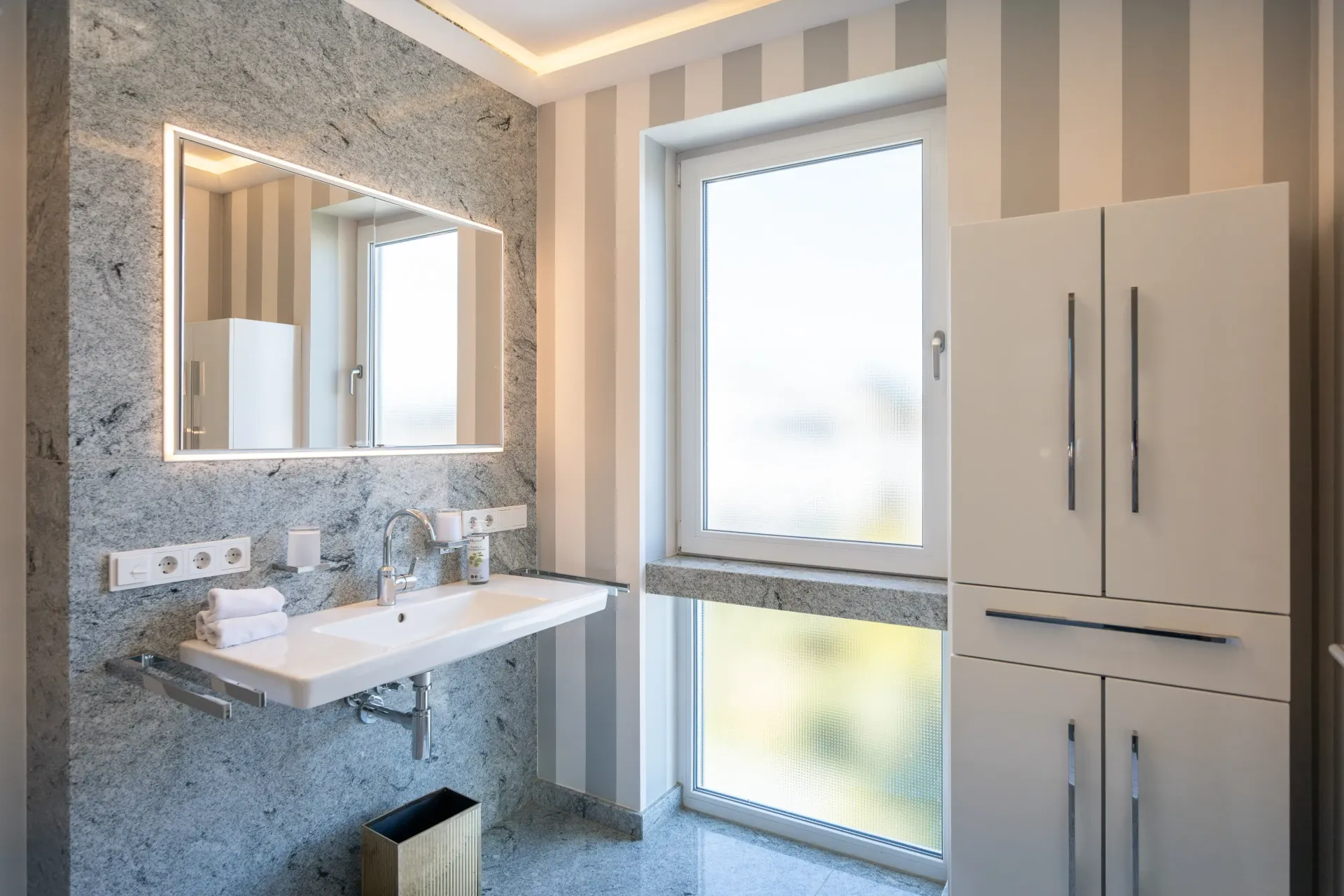 Eigentumswohnung in Landau mit traumhaftem Tageslichtbad, Granitplatten, Fußbodenheizung und bodenebener Dusche