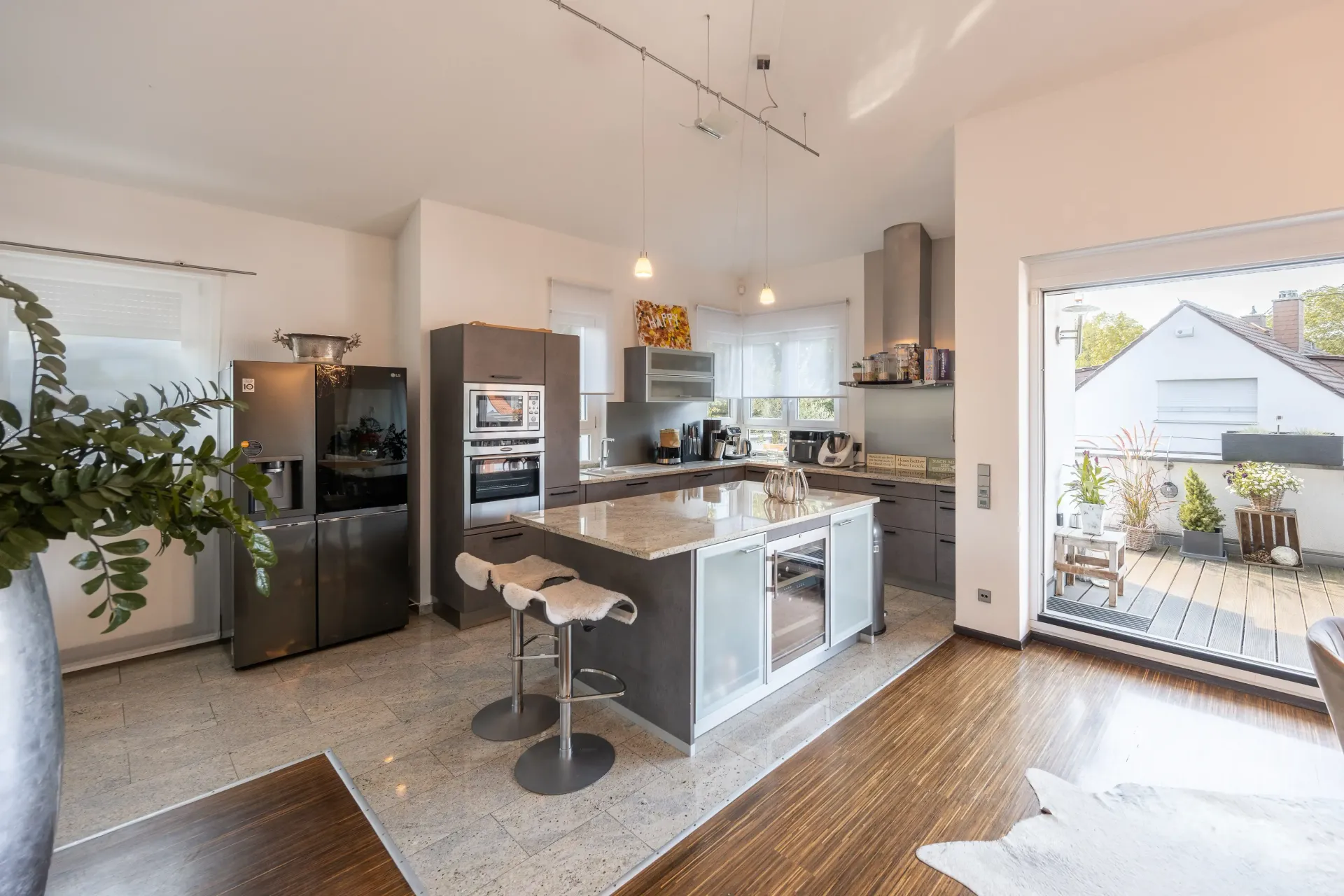 Exklusive Einbauküche in der Penthouse Maisonette in KA-Durlach