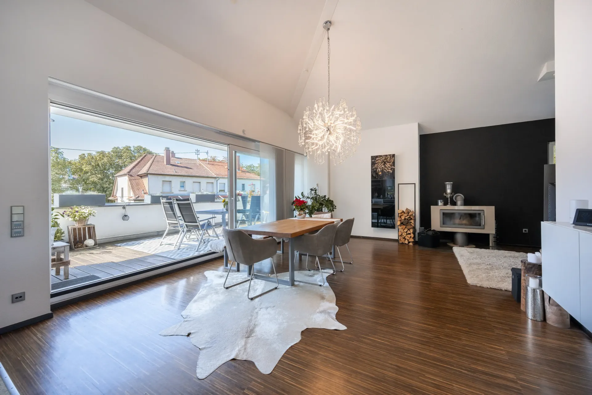 Esszimmer mit Zugang auf die Terrasse - hochwertig ausgestattet