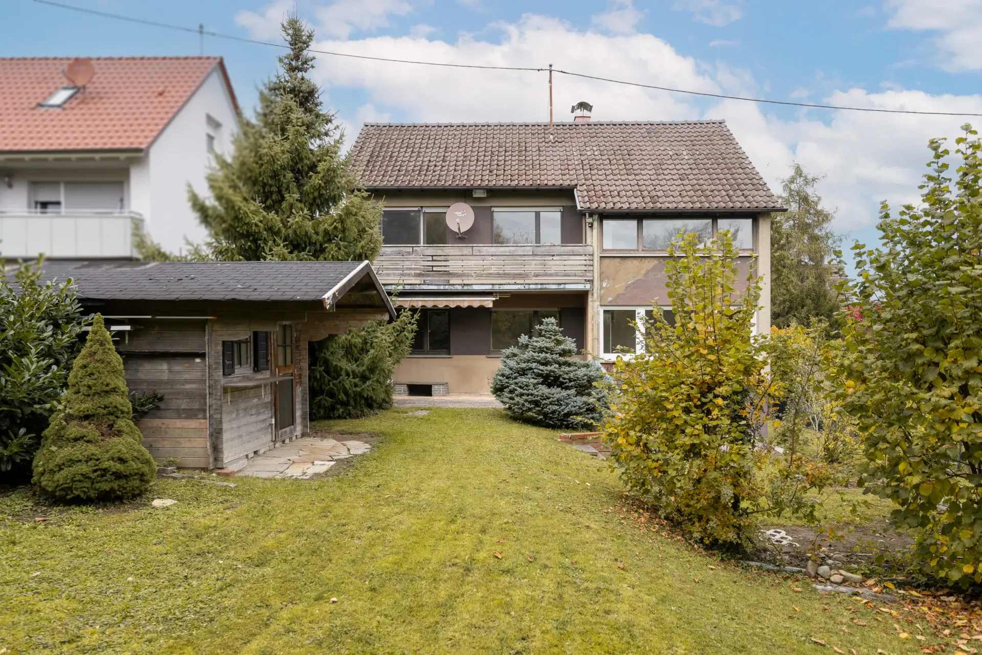 Rückansicht Einfamilienhaus mit schönem Garten, Balkon und Terrasse