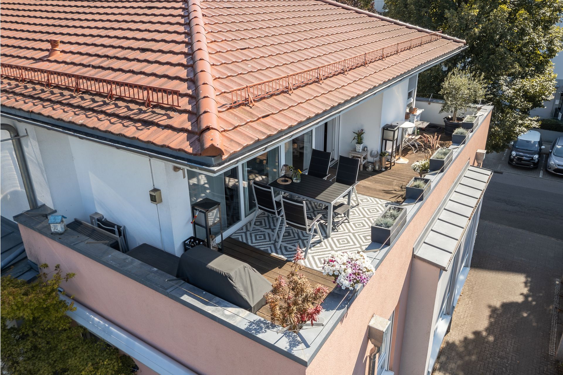 4 Zimmer Penthouse-Maisonette mit hochwertiger Einbauküche, Klimaanlage, Kaminofen, zwei PKW Stellplätze