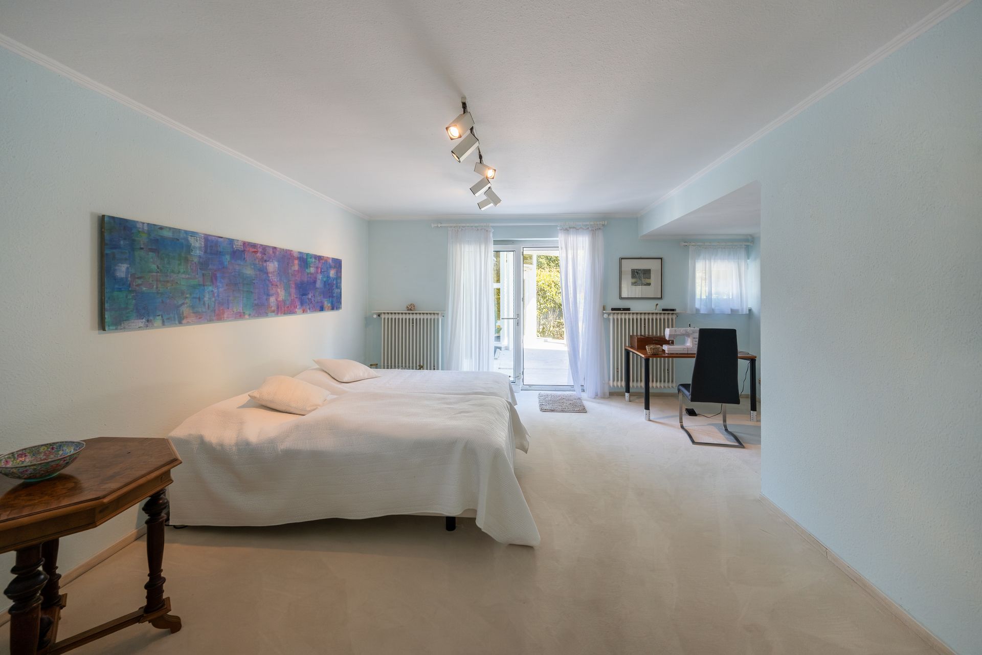 Schlafzimmer mit Zugang auf die große Terrasse