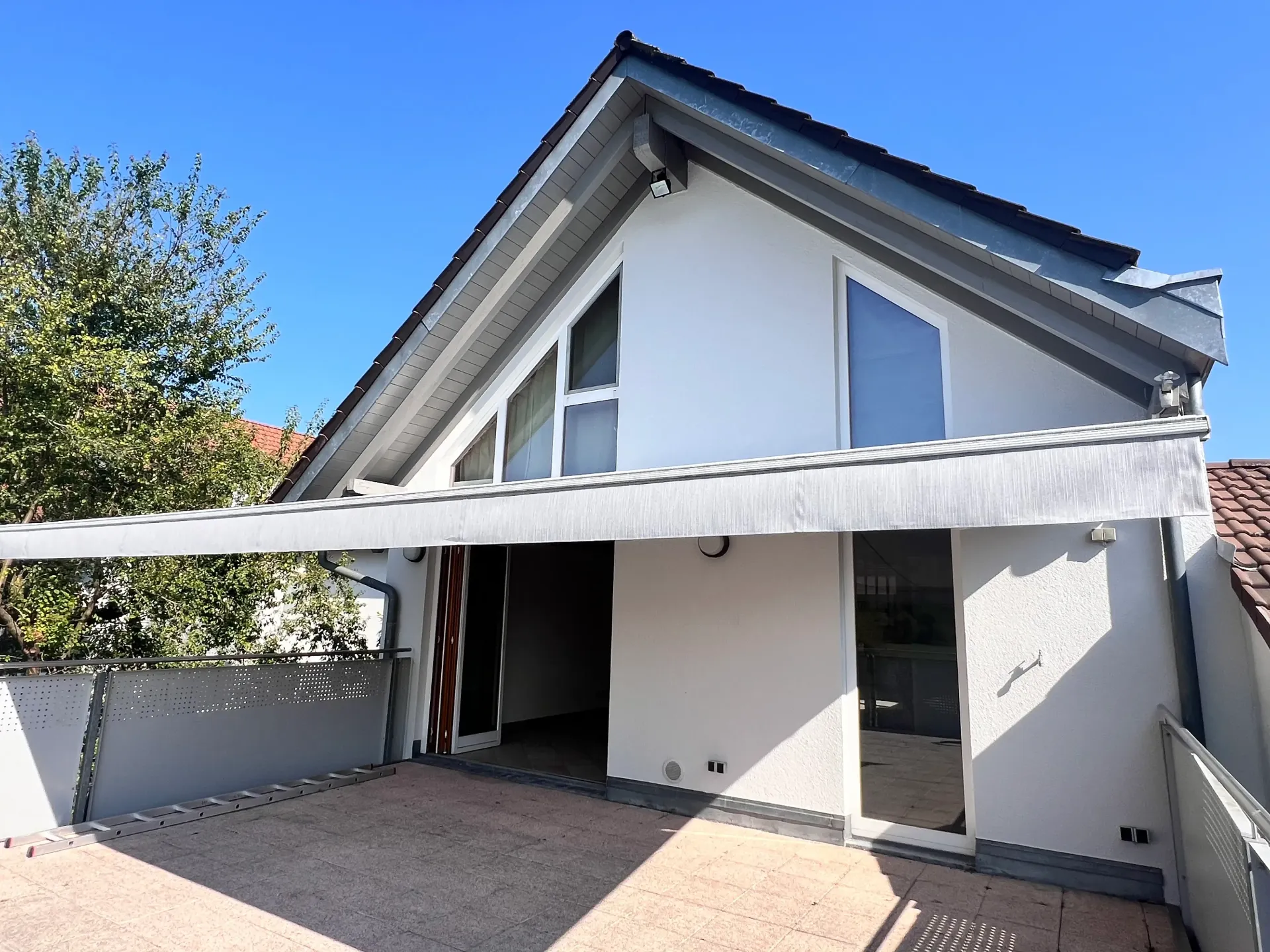 Mehrfamilienhaus mit 5 Zi. Maisonette Wohnung und großer Sonnenterrasse zu verkaufen