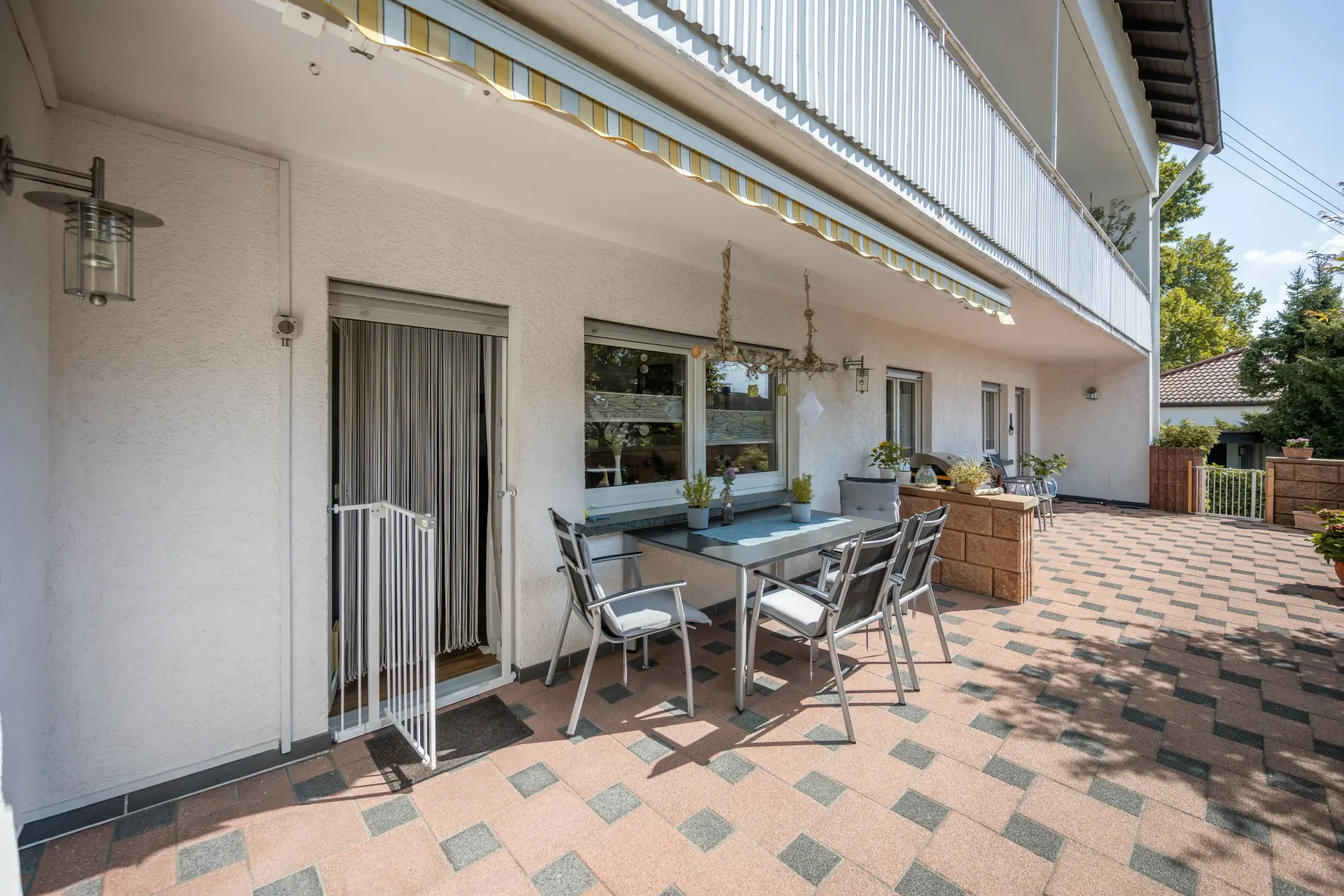 Sonnige und große Terrasse mit Zugang in den eigenen Garten