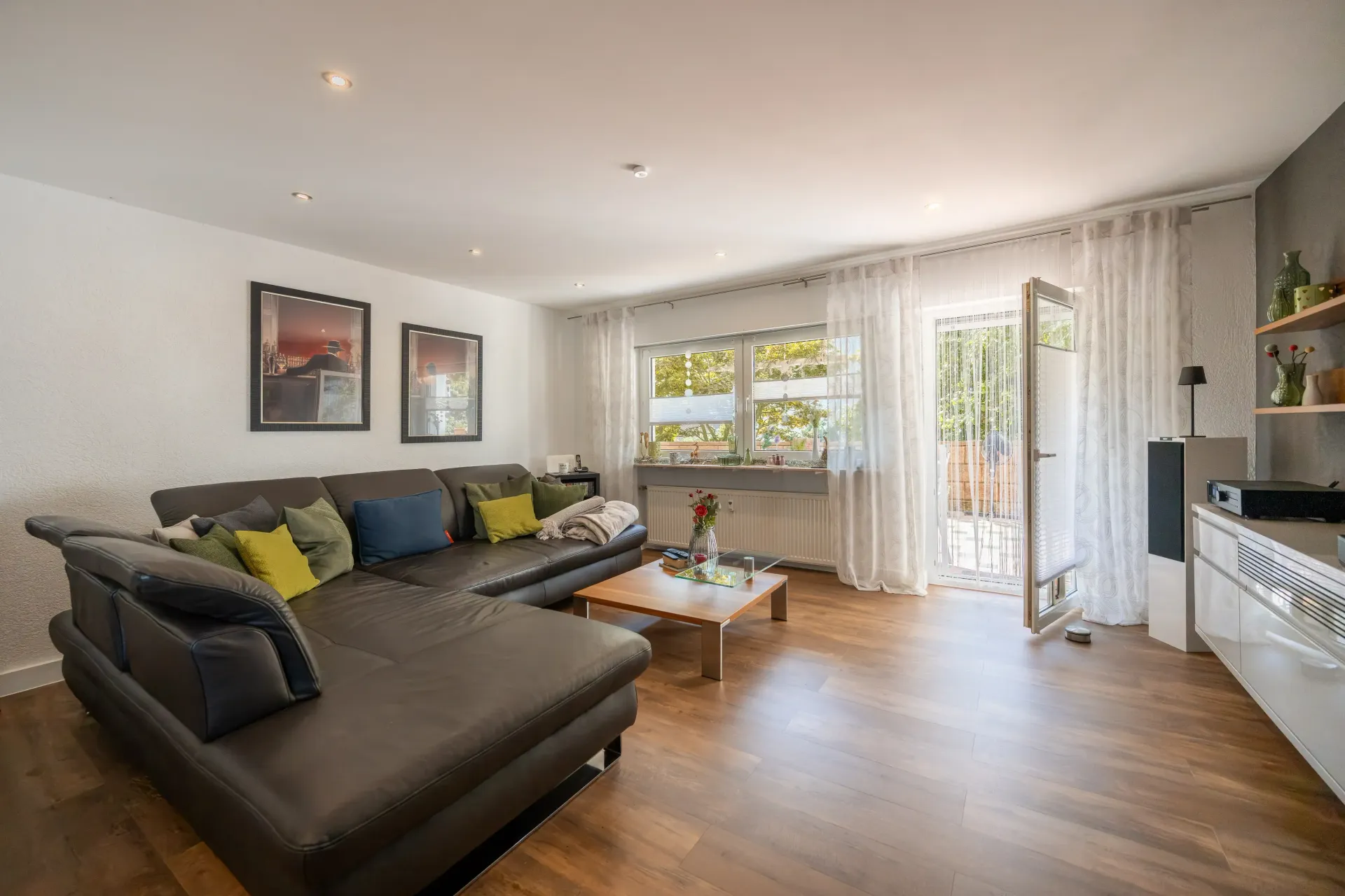 Wohnzimmer mit Zugang aus die Sonnenterrasse