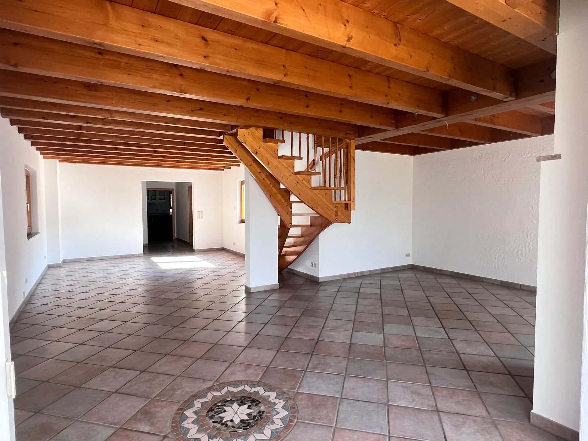 MFH mit exklusiver Maisonette Wohnung mit Kamin, Hobbyraum und Garage zu verkaufen