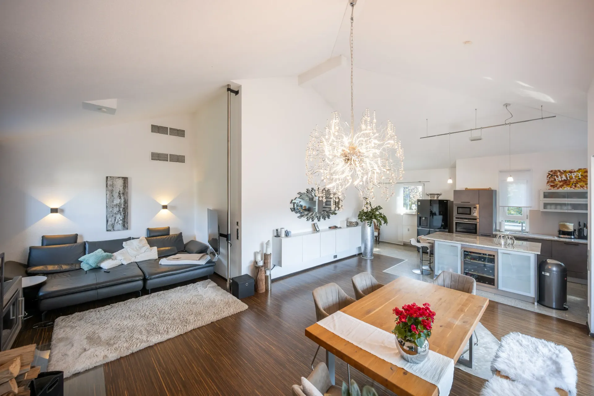 Wohnzimmer mit Parket- und Granitboden und hohen Räumen in Karlsruhe zu verkaufen