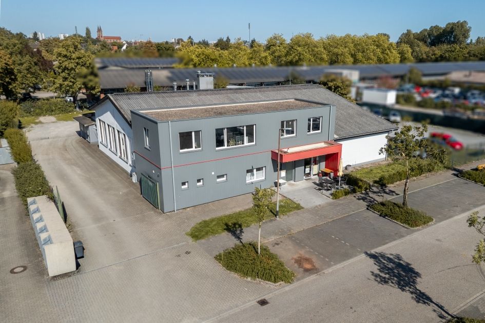 Gewerbeimmobilie in Karlsruhe-Bulach Gewerbeimmobilie in Karlsruhe-Bulach: Produktionshalle, Büros, Lager und 2000 m² Grund