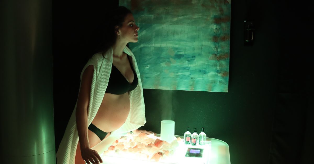 Donna incinta durante una sessione di Haloterapia con Halo Compact