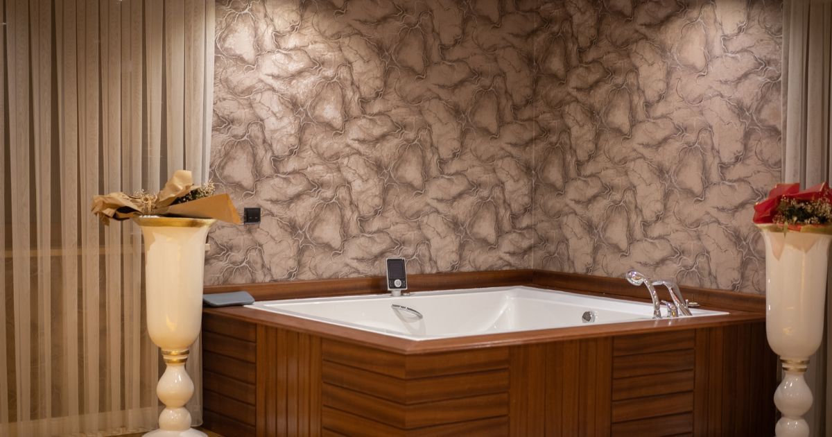 bathroom witrh jacuzzi