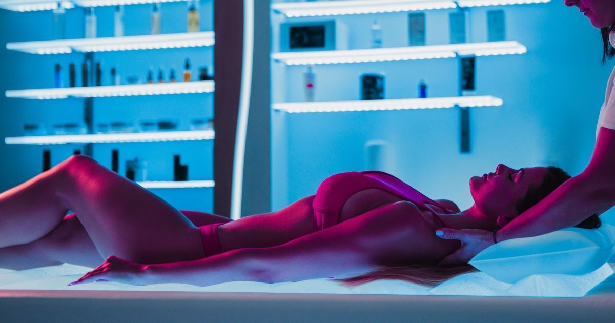 donna rilassata durante un trattamento in una cabina massaggi ISO Benessere con cromoterapia