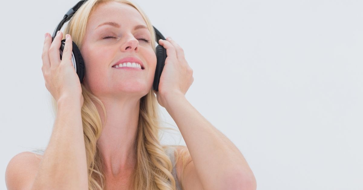 massaggio vibroacustico - donna che ascolta musica sulle cuffie