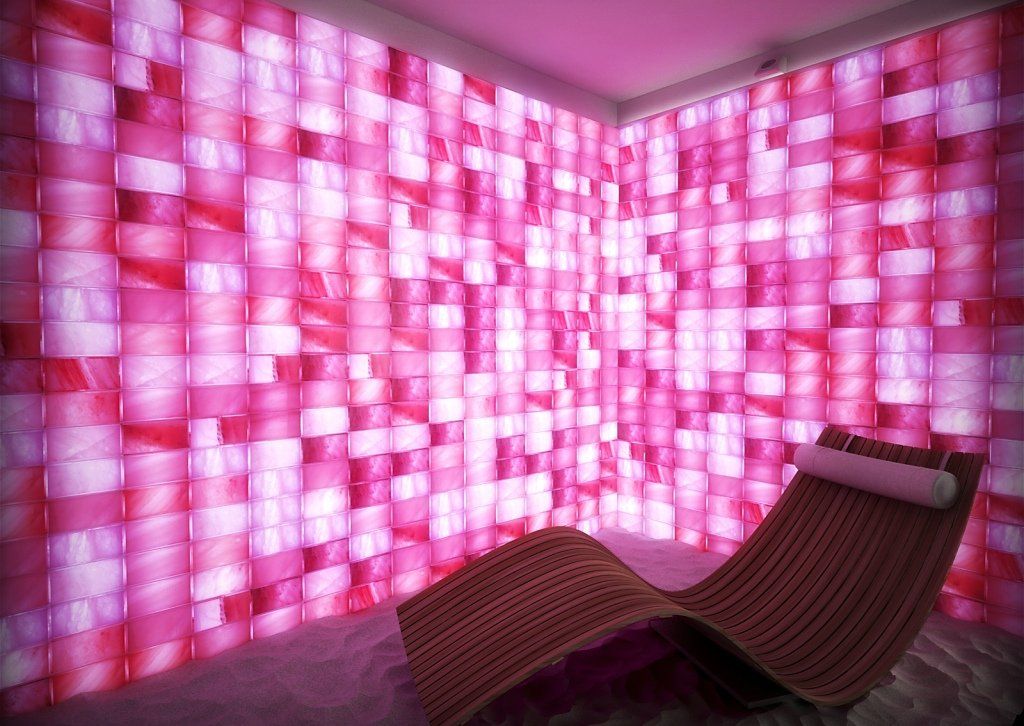 Parete di sale dell'Himalaya retroilluminata con cicli di colori personalizzabili.