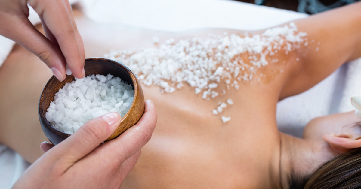 Prepariamo la pelle all’estate con lo scrub al sale dell’Himalaya