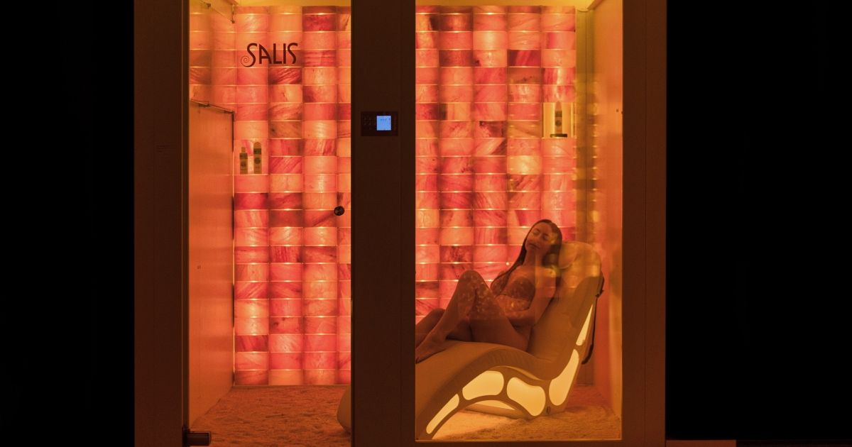 ragazza in una stanza del sale