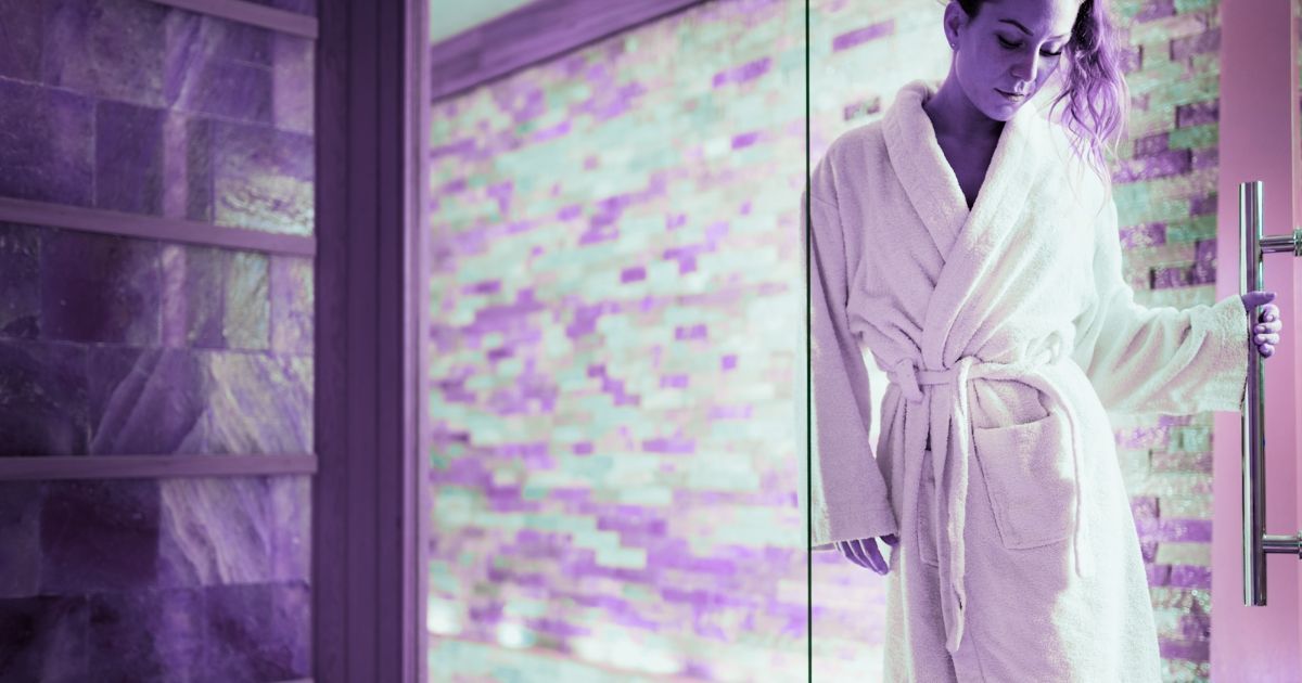 donna entra in una stanza del sale iso benessere