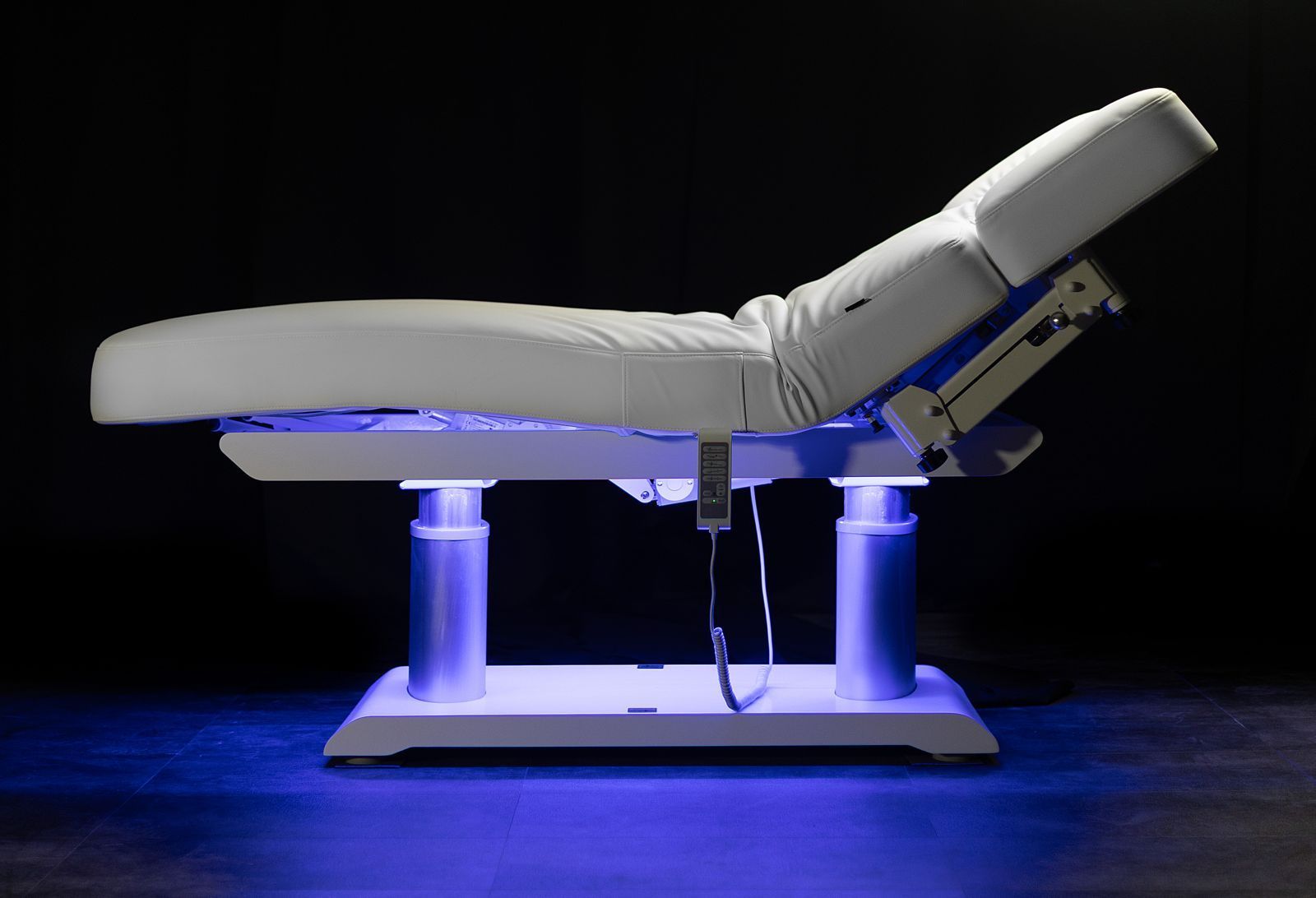 lettino da massaggio, lettino da estetista, lettino per centro estetico, lettino estetica, lettino con cromoterapia, lettino motorizzato