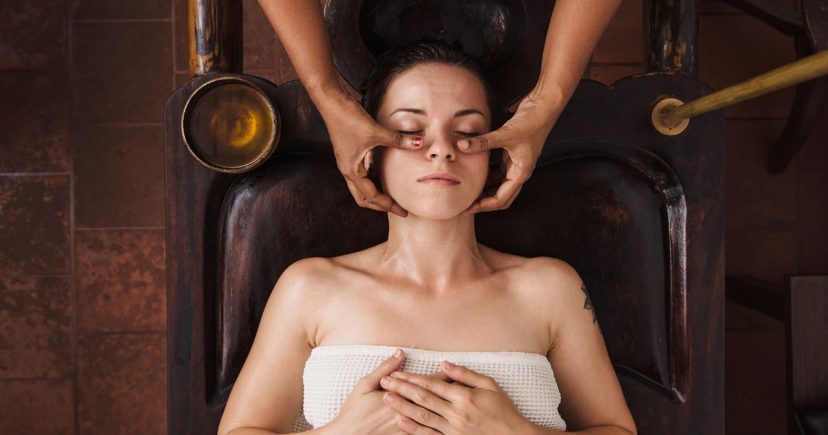 donna rilassata durante un trattamento facciale ayurveda