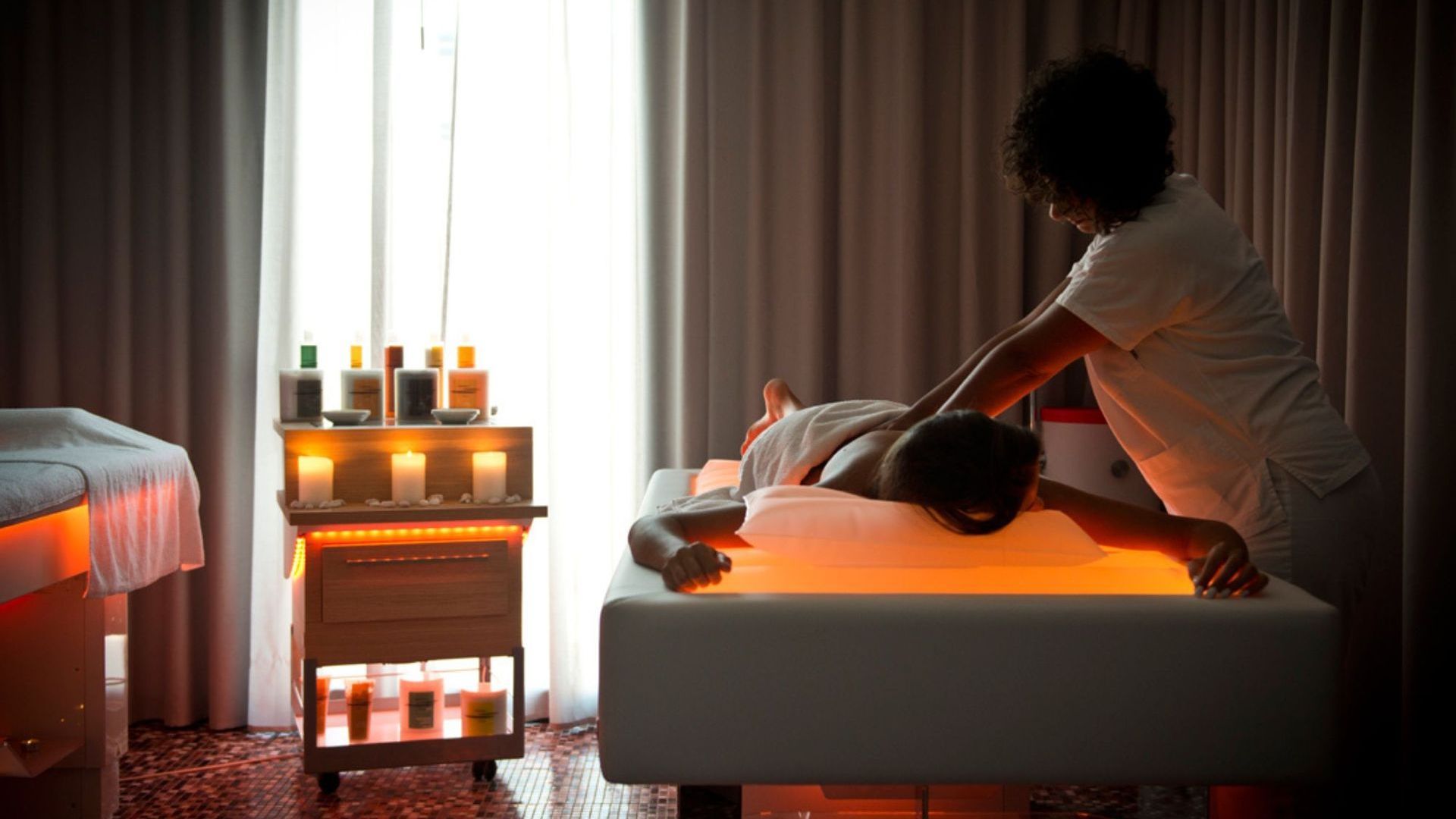 Come scegliere il lettino perfetto per massaggi e trattamenti estetici