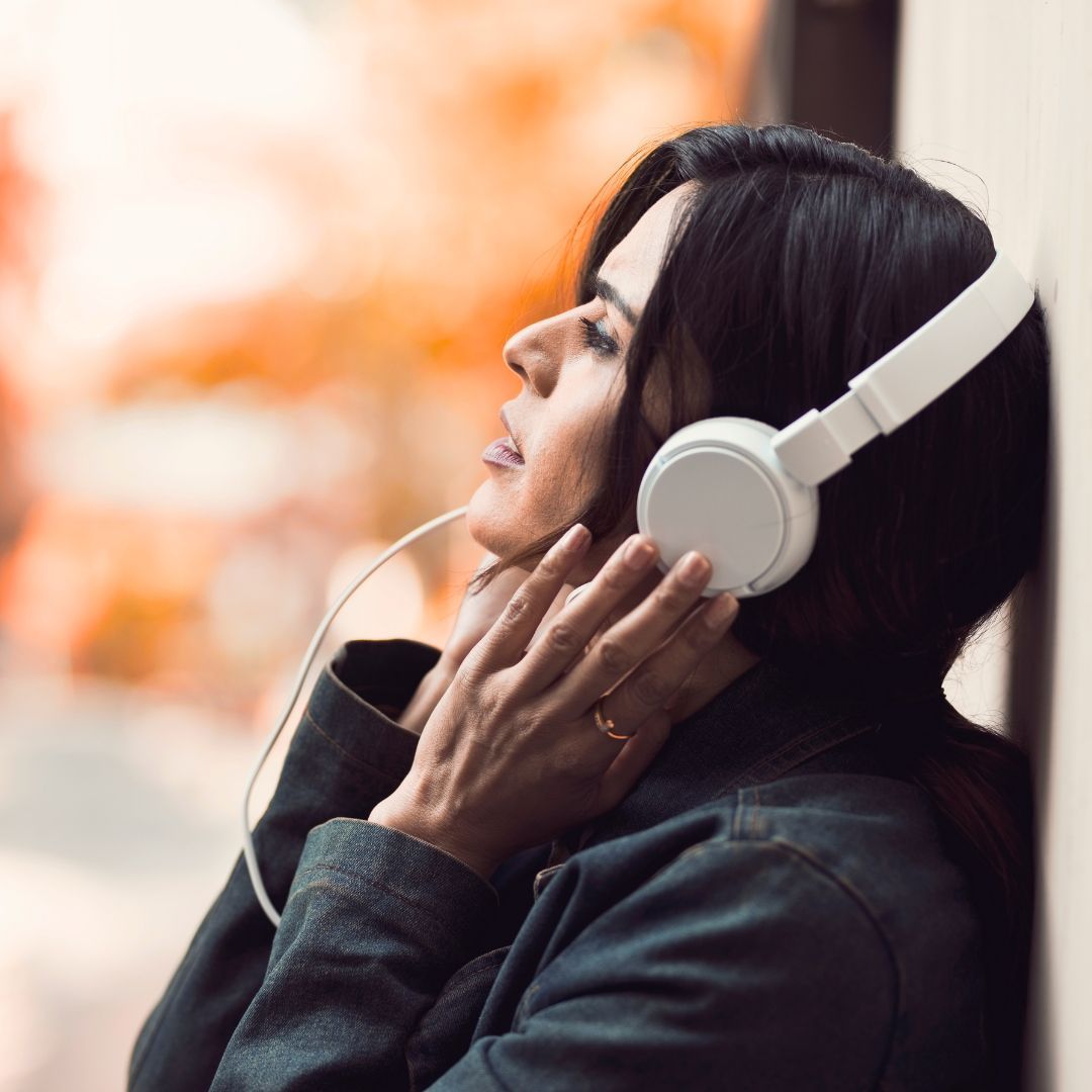 Donna che ascolta musica sulle cuffie in una stanza del sale