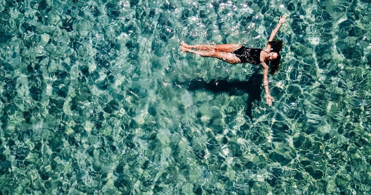 ragazza che nuota al mare