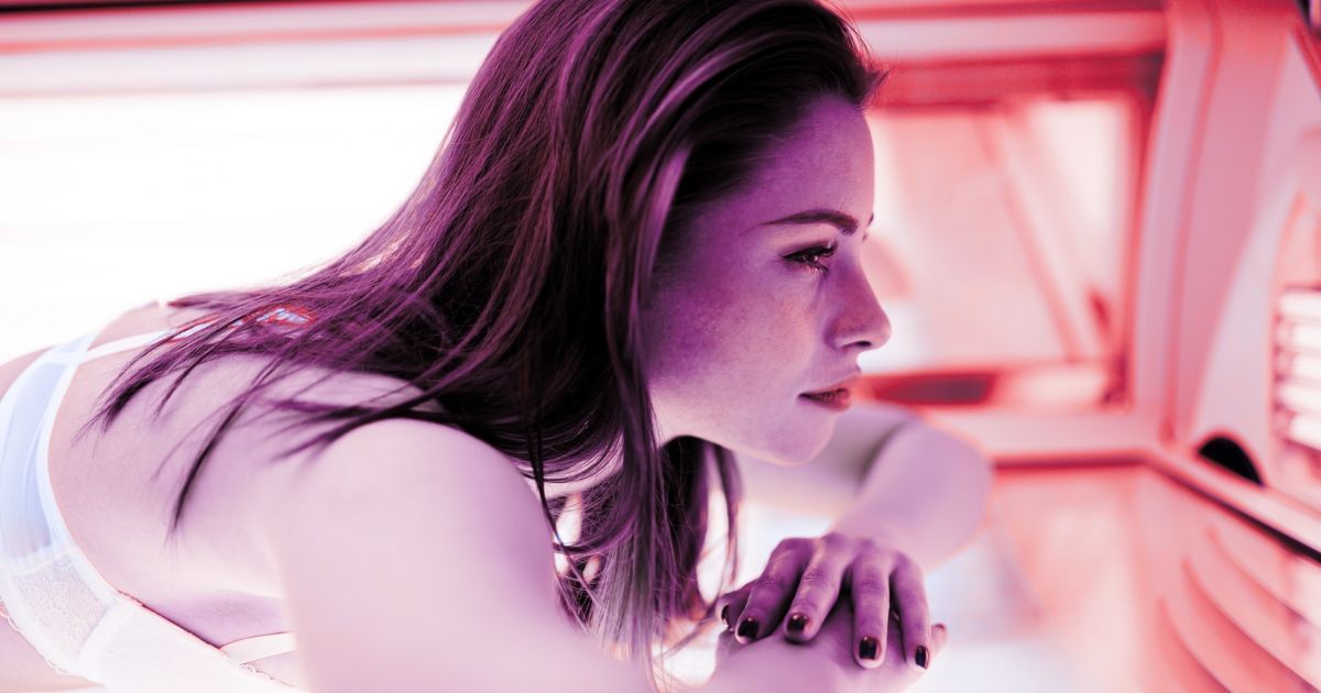 Donna in un solarium