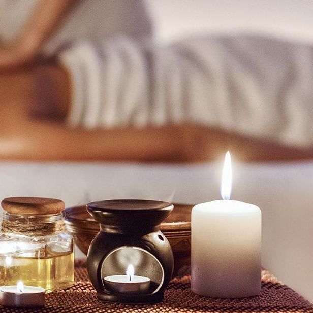 Eine Kerzenmassage bietet wohltuende Massage, angenehmer Duft und spezielle Hautpflege.