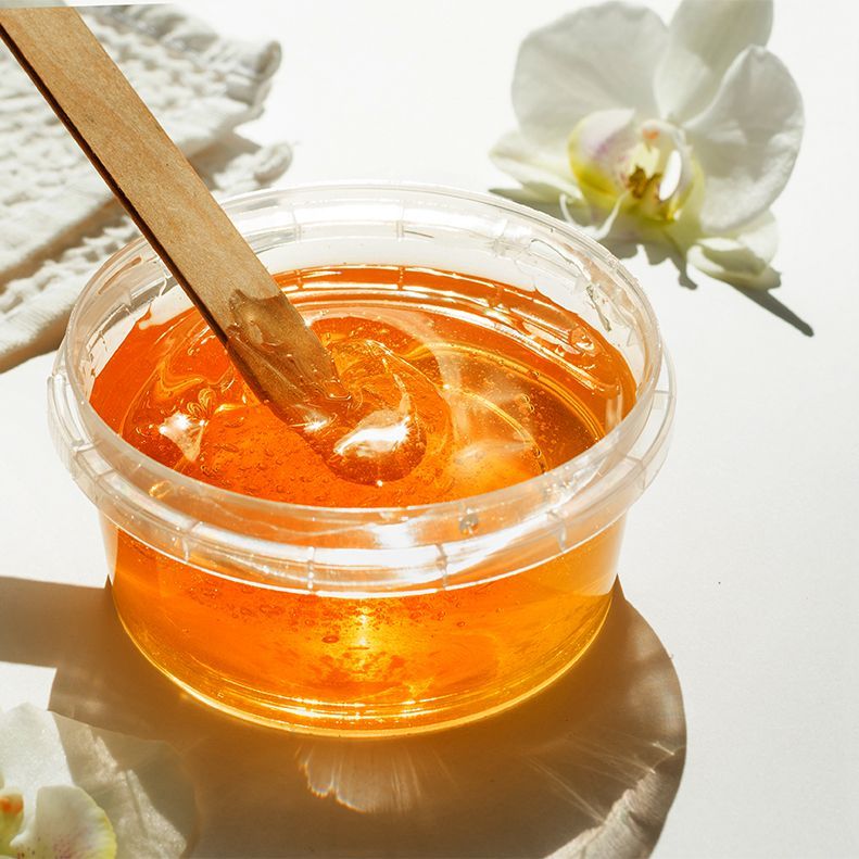 Die Honig-Massage nutzt die natürlichen Heilkräfte des Bio-Honigs und wirkt antibakteriell und feuchtigkeitsspendend.