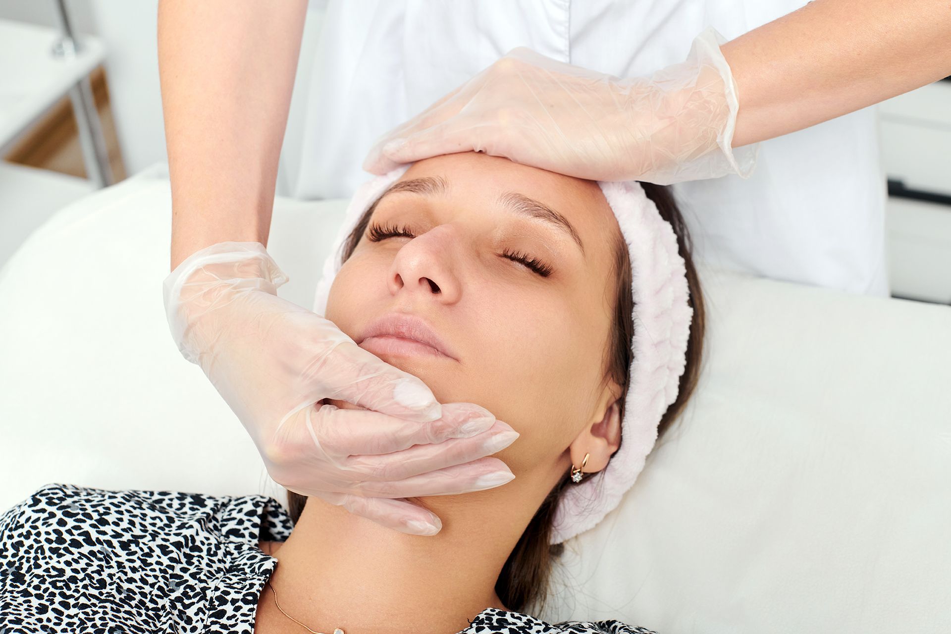 Die Tiefenreinigung reduziert Unreinheiten und Pickel für ein klareres Hautbild.