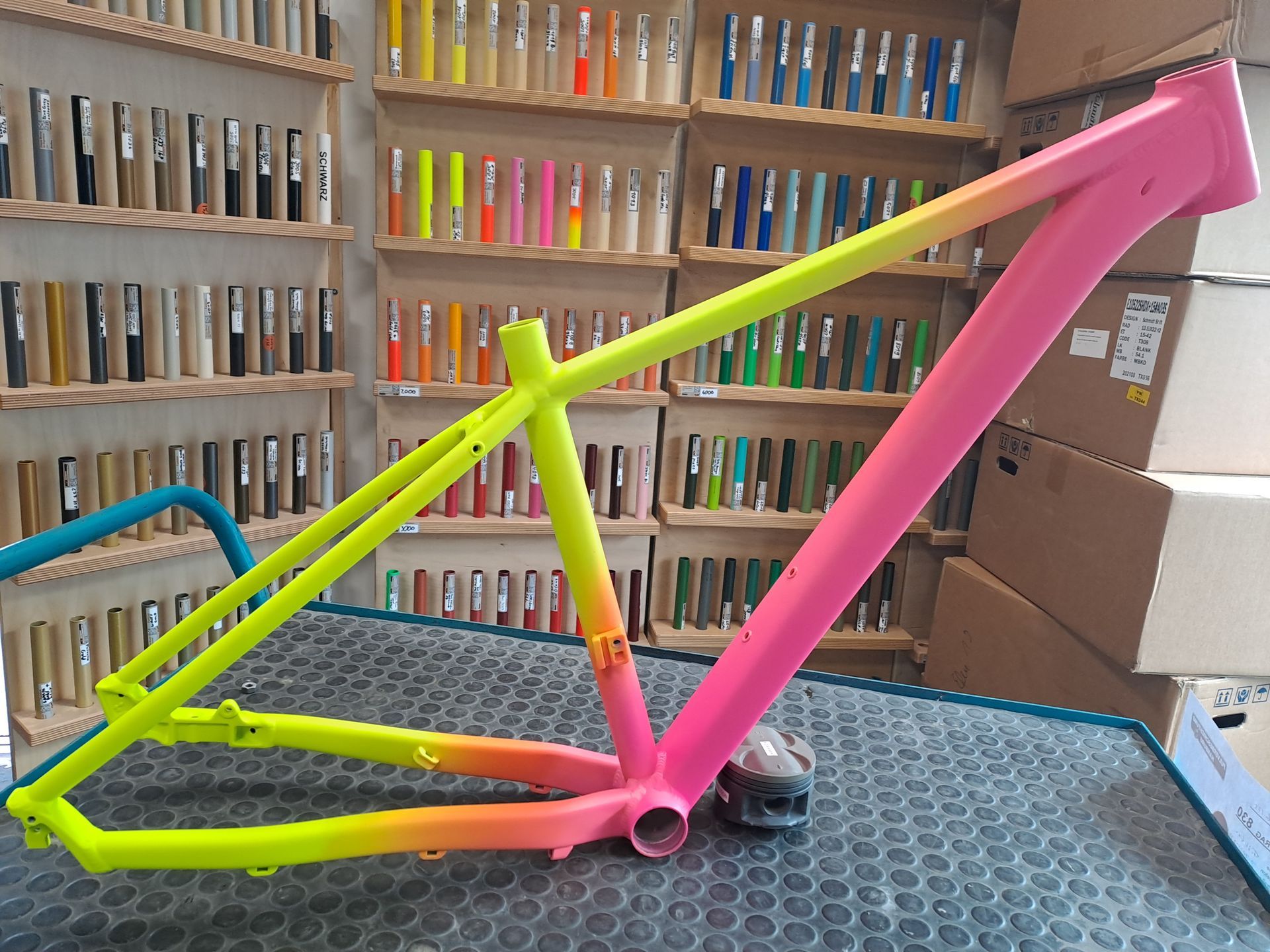 Fahrradrahmen Pulverbeschichtung Neon Gelb Pink zweifarbig MTB