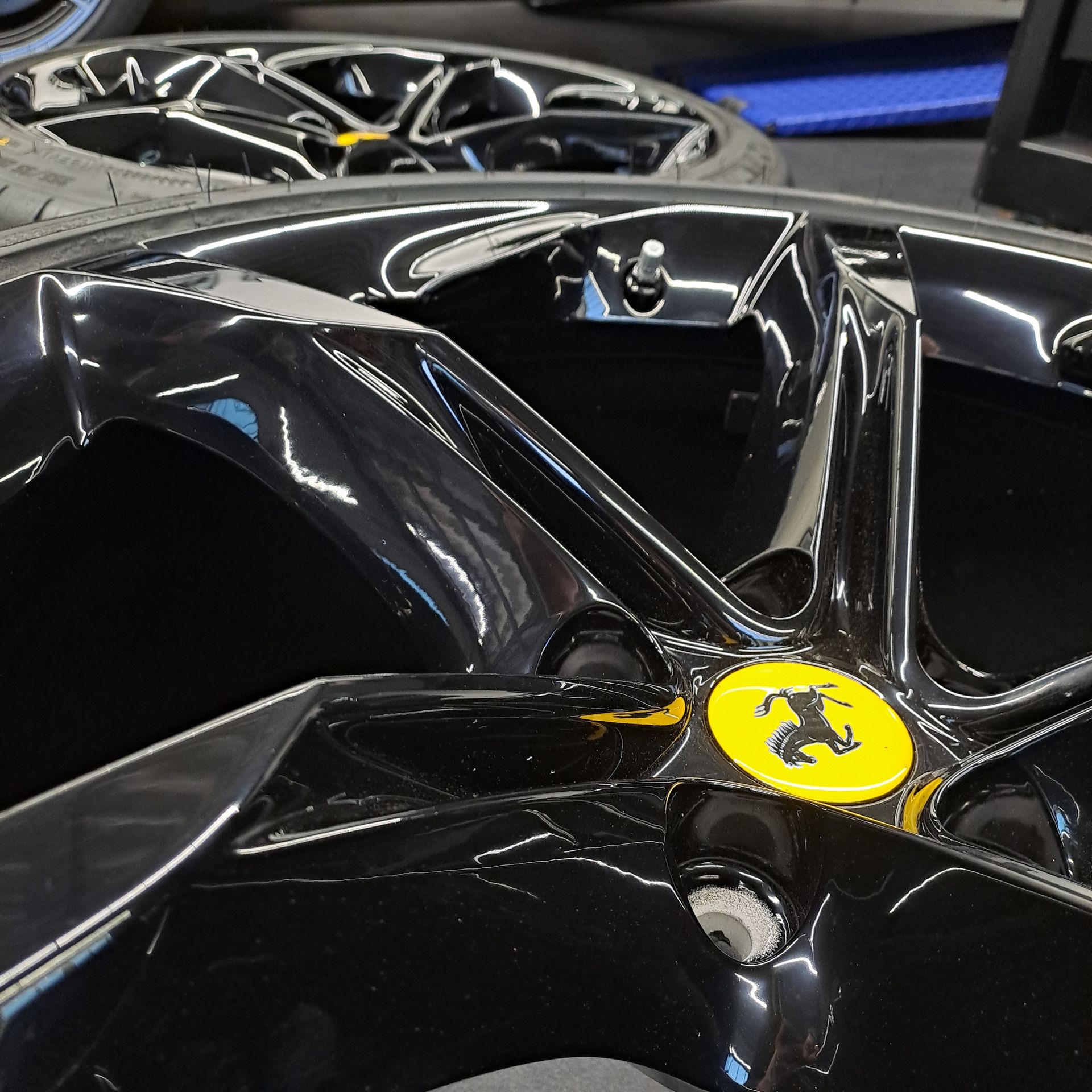 Ferrari Felgen Schwarz hochglanz pulverbeschichtet und poliert inklusive Reifenmontage.
488 Pista 812 Superfast F8 Tributo GTC4Lusso Monza Portofino Roma.