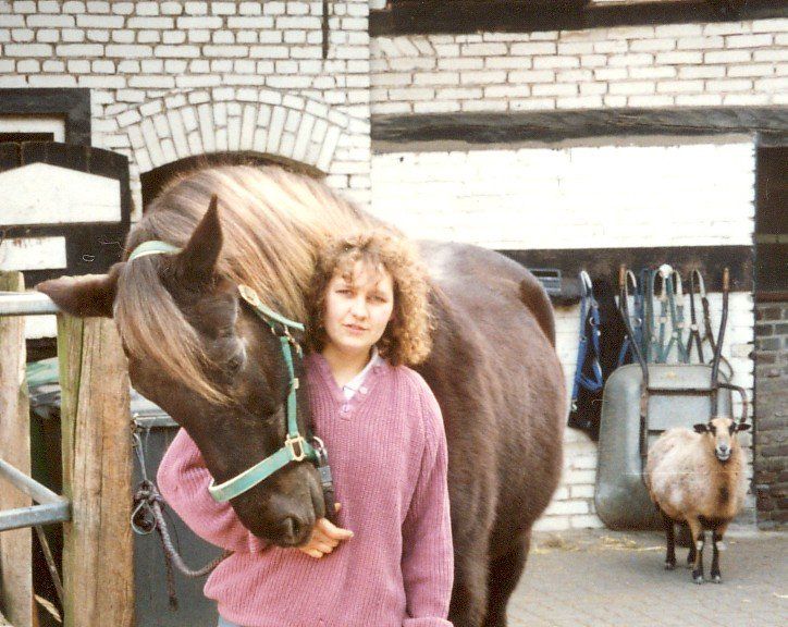 Dressurpferd Georgio mit Pferdepflegerin Daniela Gröll