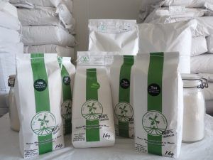 Paquets de farine de la marque Du champ au moulin