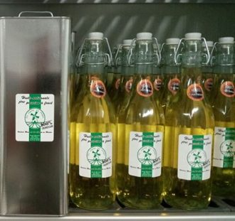 Bidon huile, et bouteille en verre