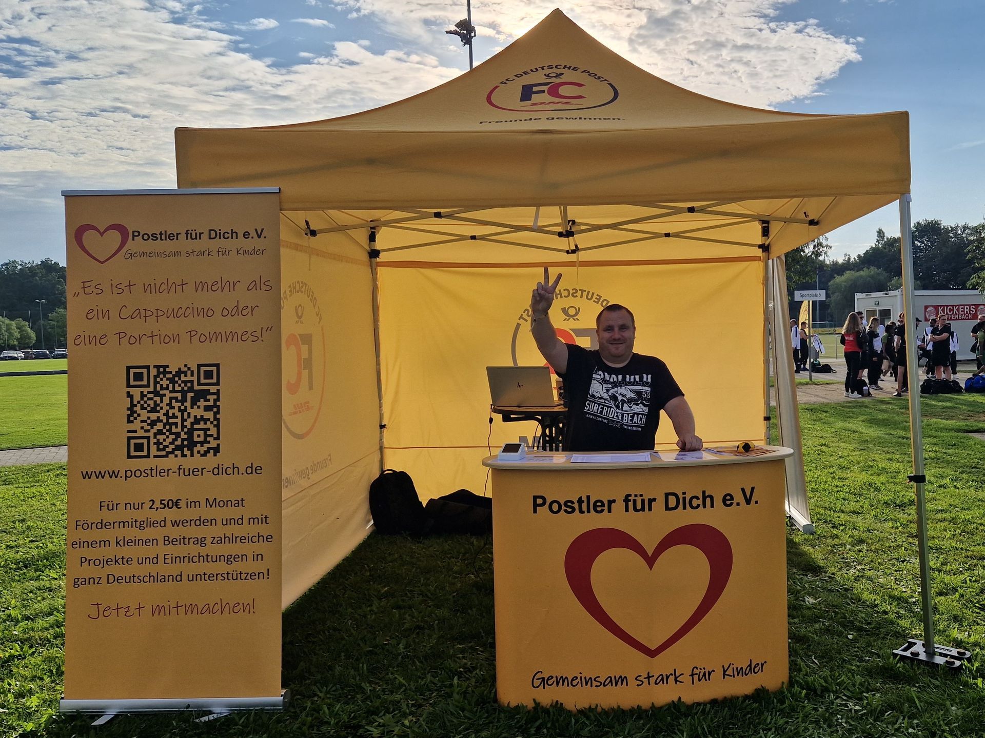 Vorstand Boris Dräger am Stand von Postler für Dich e.V.