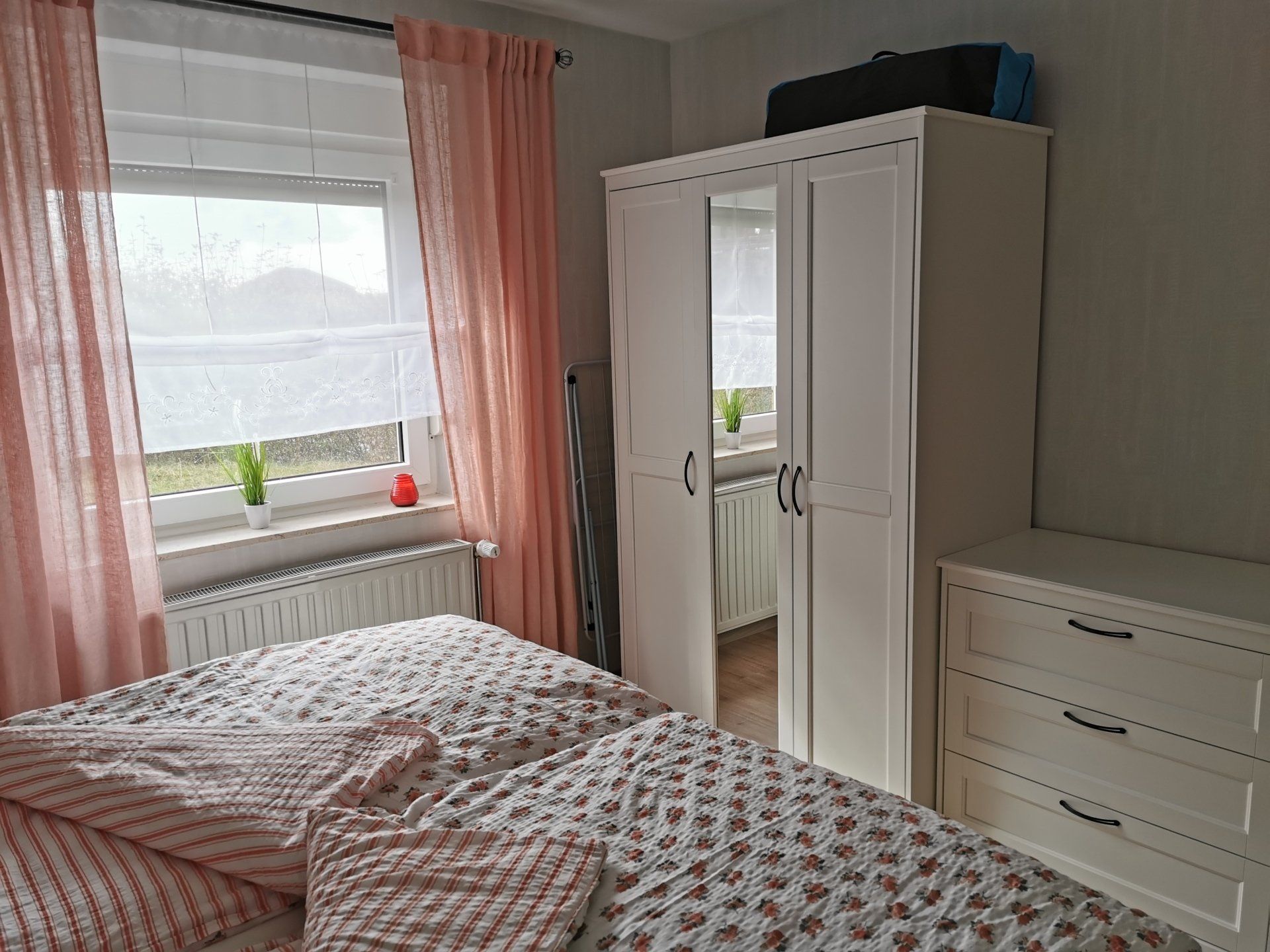 Schlafzimmer mit Schrank