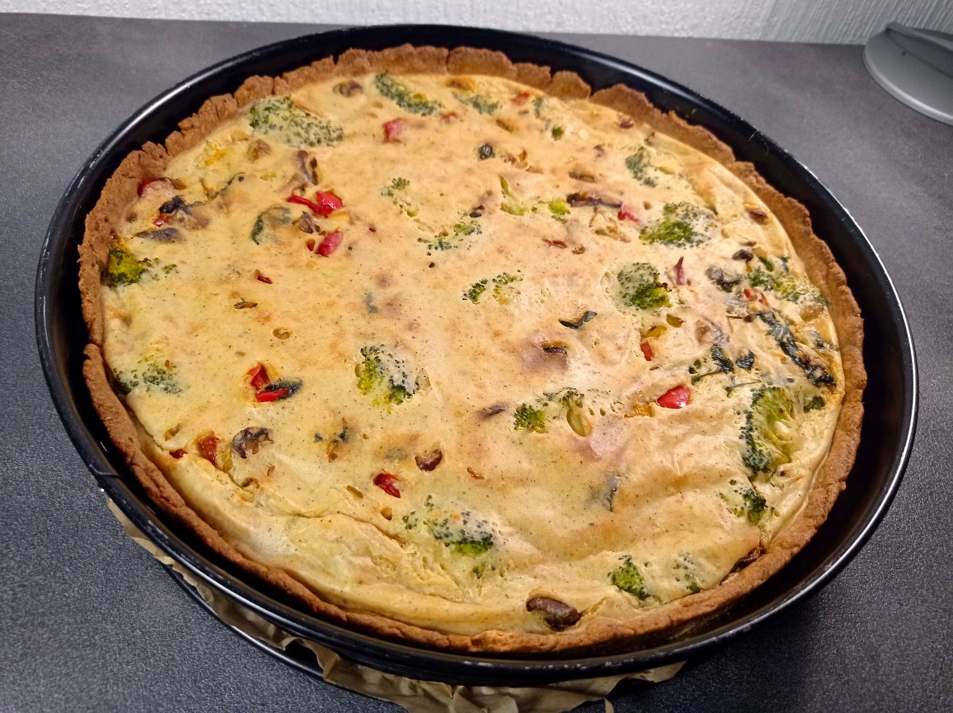 Veganes Quiche mit buntem Gemüse