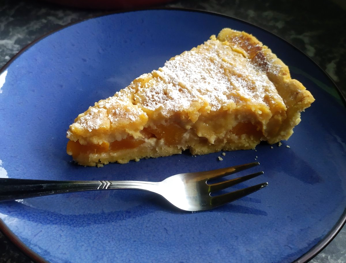 Kuchen aus Aprikosen und Marzipan