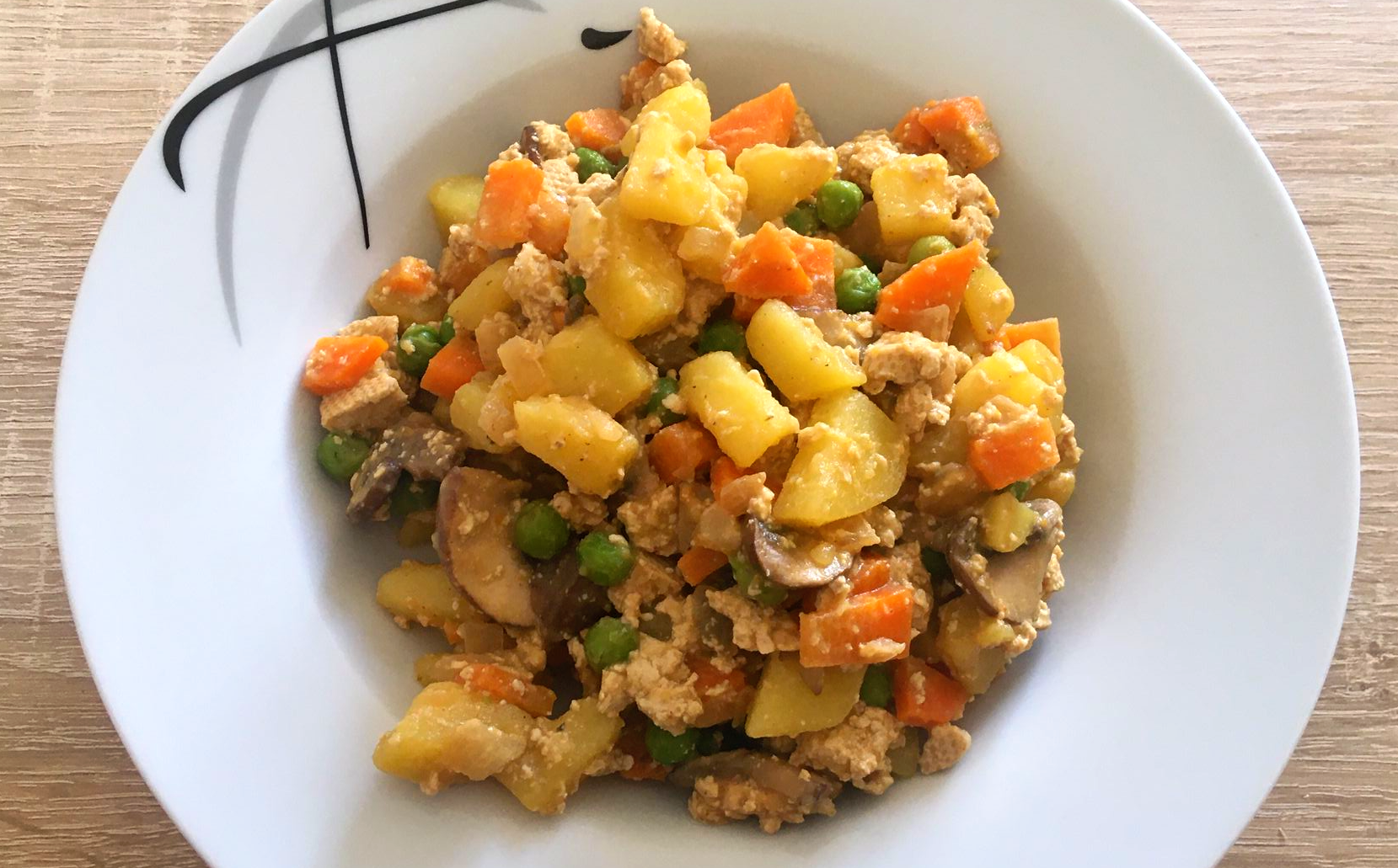 Leckere Gemüsepfanne mit Kartoffeln und Tofu
