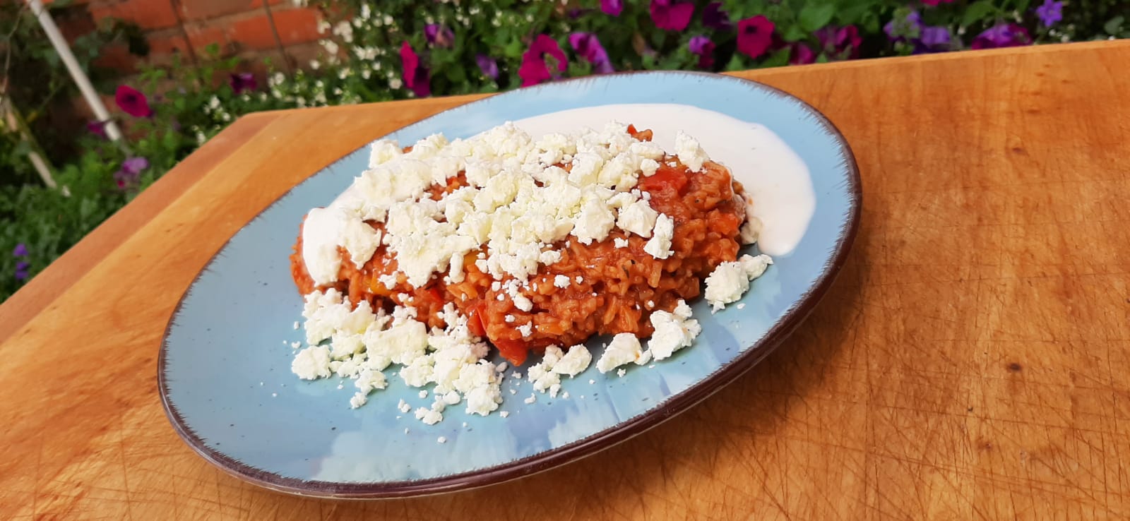 Würzige Reispfanne mit Gemüse und Feta
