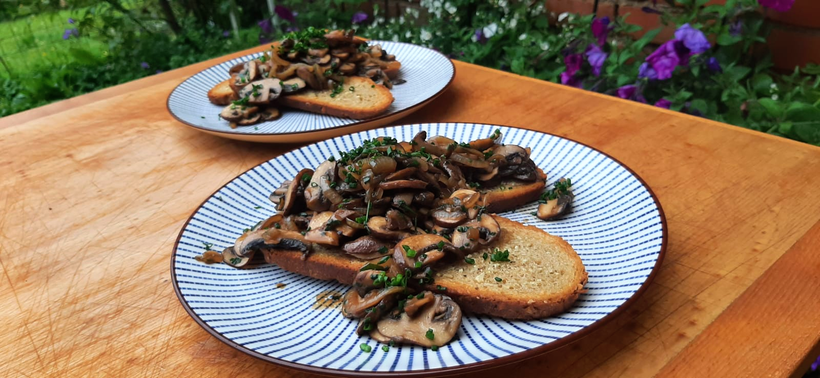 Brot mit Knoblauch und angebratenen Pilzen